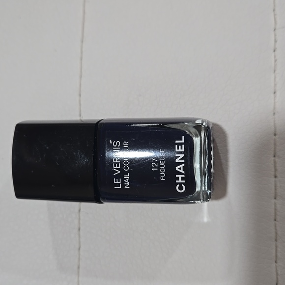 NEW! CHANEL Le Vernis Nail Polish in FUGUEUSE! - Picture 2 of 3